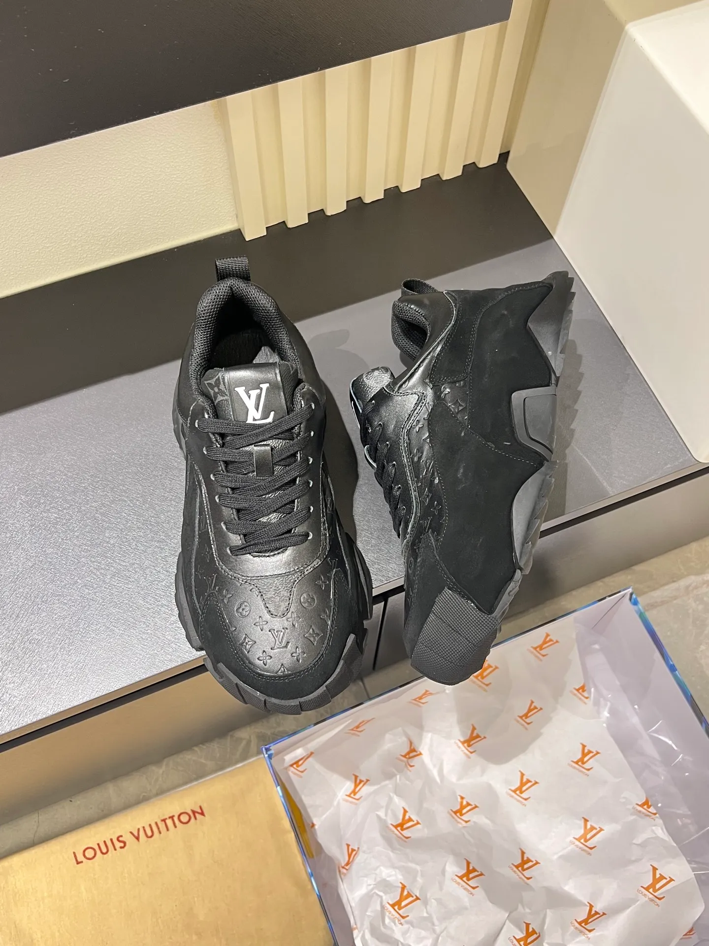 p600 "LOUI* VUITTO*" popular men's casual shoes, genuine development in Italy 💯Purchasing level quality ✔️The upper is made of first-layer cowhide, comfortable and soft sheepskin feet ⚡️ Fashionable and versatile, the toe last shape is firm and full, the soles are made from original LV molds and can be freely entered and exited the counter. Light and comfortable on the feet~Purely handmade, details determine quality! Size:39-44!